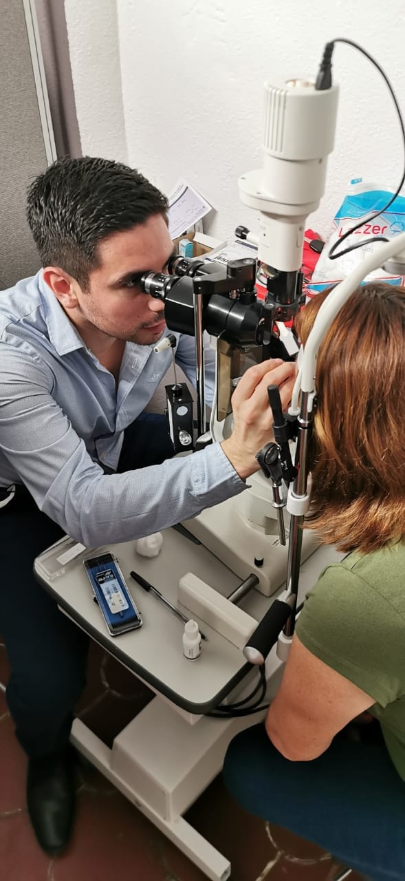 Dr. Fernando en consulta